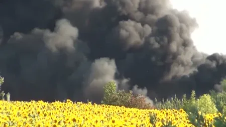 Incendiu la un depozit de deşeuri plastice din Arad