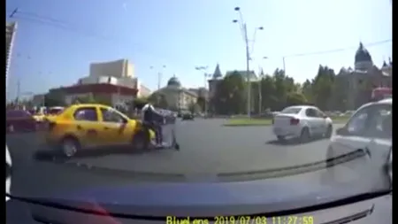 Tânăr pe trotinetă la un pas să fie călcat de un taxi, în Bucureşti