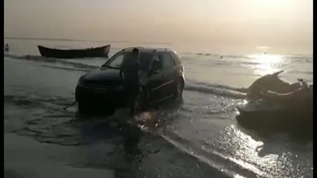 Şofer blocat cu maşina în apa mării la Mamaia VIDEO