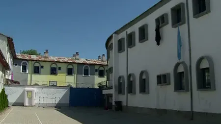 Un angajat al Penitenciarului de Maximă Siguranţă din Craiova, prins cu telefoane ascunse în adidaşi