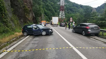 Accident în lanţ pe Valea Oltului. Trafic blocat