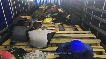 25 de migraţi ilegali, ascunşi într-o remorcă, prinşi încercând să iasă din România pe la Nădlac VIDEO