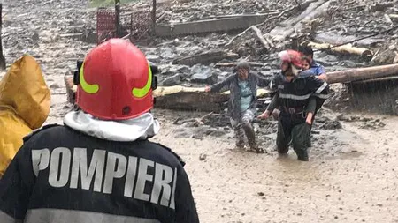 Dezastru provocat de ploile puternice: femeie luată de viitură, oameni evacuaţi, drumuri blocate