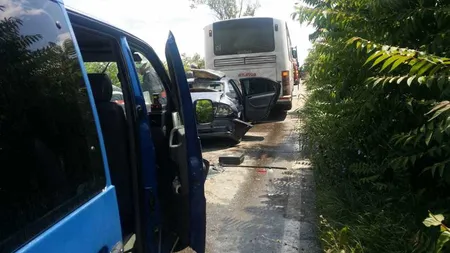 Accident cu 40 de persoane implicate în Timiş. O maşină, un autobuz şi un autocar s-au ciocnit