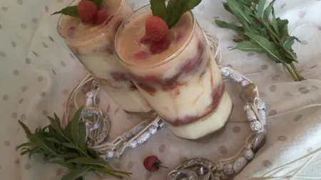 Desert de sezon: Budincă la pahar cu zmeura şi căpşuni
