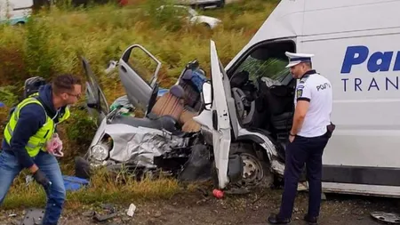 Accident în Bihor: O dubă a făcut praf un autoturism. O persoană a murit şi două sunt în comă