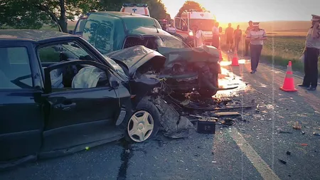 Haos pe şosele. Accident cu trei încarceraţi la Arad, coliziune între un microbuz şi un autoturism la Galaţi