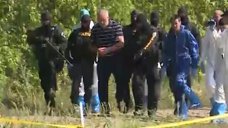 CAZUL CARACAL. Verificări cu câini în pădure şi în curtea lui Dincă. Anchetatorii au găsit un telefon mobil al uneia dintre victime