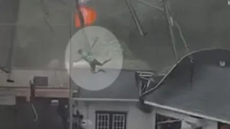 Oameni luaţi pe sus de furtună, imagini violente cu natura dezlănţuită VIDEO