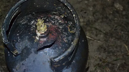 Doi fraţi în vârstă de 3 ani şi 5 ani, răniţi în urma exploziei unei butelii. Tatăl lor o montase greşit