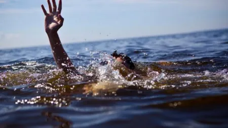 O fată de 12 ani s-a înecat sub privirile fratelui în Siret. Este căutată de scafandri
