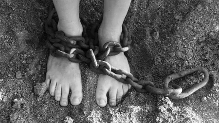 Fetiţe torturate şi obligate să cerşească de propria lor bunică. Copilele erau arse cu ţigara, tăiate pe faţă sau ţinute într-un canal