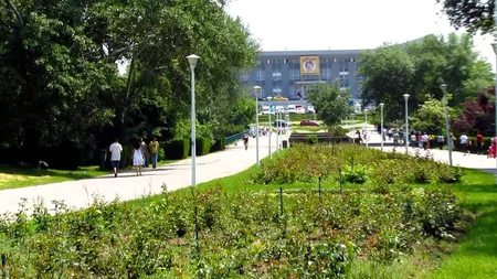 Doi copii de 10 şi 13 ani, alergaţi de un bărbat înarmat cu cuţite prin parcul Tineretului