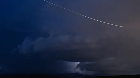 Un meteorit imens a trecut pe deasupra Mediteranei. Bula de foc a luminat Catalonia, Sardinia şi Balearele VIDEO