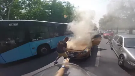 Un motociclist din Bucureşti, EROUL ZILEI. A intervenit spectaculos după ce o maşină a luat foc în trafic VIDEO
