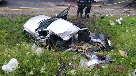 Accident cu două victime, una fiind în comă, după ce o şoferiţă a intrat pe contrasens şi s-a izbit de un TIR FOTO