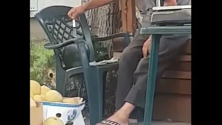 Un vânzător într-o piaţă din Brăila, surprins cum injecta pepenii cu un lichid necunoscut. VIDEO
