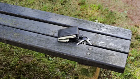 Două fetiţe au găsit un portofel cu aproape 3.000 de euro pe bancă, în parc. Nu au păstrat pentru ele niciun cent