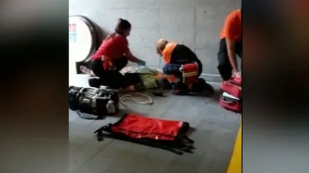 Femeie rănită grav după ce şi-a prins picioarele la o scară rulantă  VIDEO