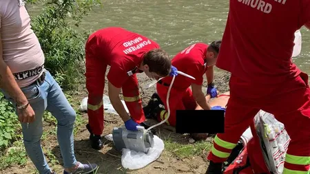 Moarte tragică în drum spre botez. Un bărbat de 31 de ani s-a aruncat în apă ca să se scalde, dar s-a lovit la cap