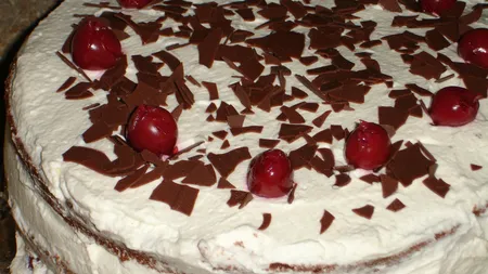 Desert delicios. Tort de ciocolata cu visine