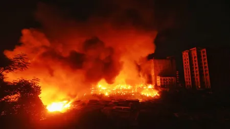 Incendiu devastator, mii de case au fost mistuite de foc