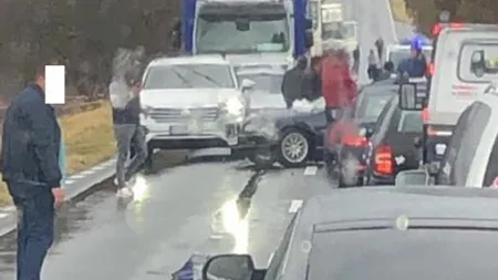 Un şofer a intrat cu maşina într-un copac. Pasagerul din dreapta a murit