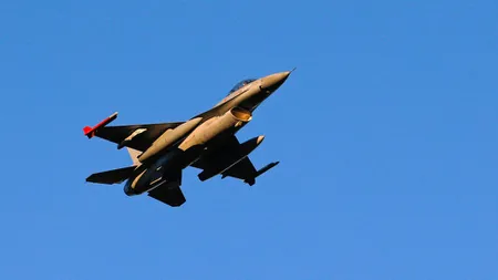 Un avion de luptă F-16 belgian s-a prăbuşit în Franţa. Cei doi piloţi au reuşit să se catapulteze