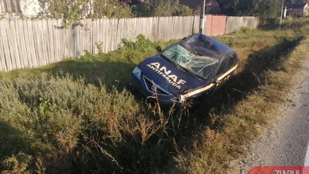 Accident cu maşina Fiscului. Din cauza vitezei, autoturismul a ajuns în şanţ VIDEO