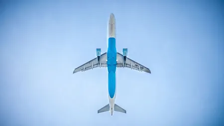 A deschis ieşirea de urgenţă a avionului, pentru a respira puţin aer curat. Momente de stupoare, ce riscă acum pasagera VIDEO
