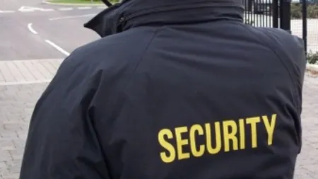 Scene de groază într-un magazin din Deva. Un bodyguard a fost bătut crunt de un tânăr VIDEO