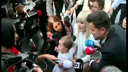 Elena Udrea şi-a botezat fetiţa. Eva Maria împlineşte astăzi un an. Traian Băsescu, printre invitaţi