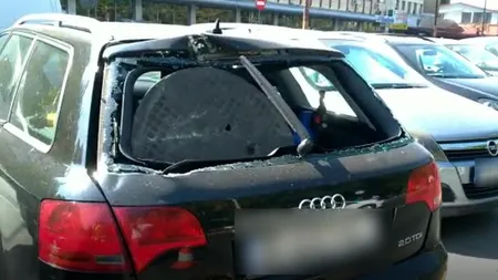 Un capac de canal a fost aruncat în aer de un camion şi a aterizat în portbagajul unei maşini