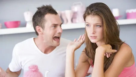 6 obiceiuri feminine care îi scot din minţi pe bărbaţi