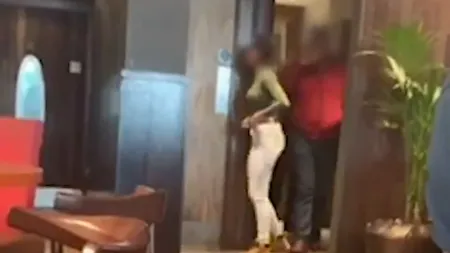 Un cuplu a fost prins făcând amor sălbatic în toaleta unui restaurant. Ce a urmat este HALUCINANT VIDEO