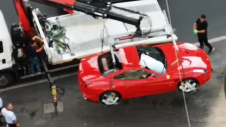 Ferrari parcat neregulamentar ridicat de poliţişti, în Bucureşti