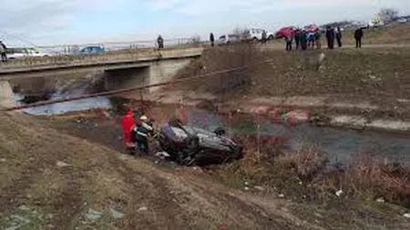Un mort şi doi răniţi, după ce o maşină a căzut într-o râpă, în Olt