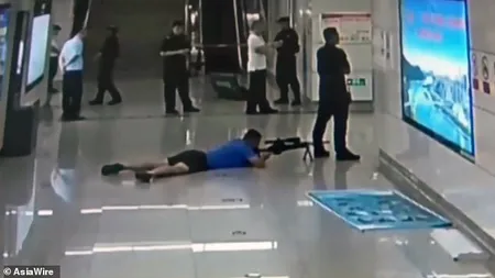 Panică la metrou. Un lunetist a împuşcat mortal un tânăr care ameninţa că omoară o femeie VIDEO