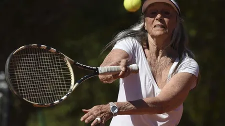Cea mai bătrână jucătoare de tenis din lume are 85 de ani. Săptămâna aceasta s-a calificat în sferturi la Umag VIDEO