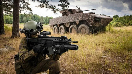 Un ren a provocat o ciocnire de blindate, în Finlanda. 12 soldaţi au ajuns la spital