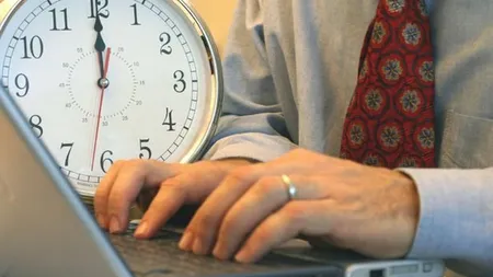 Angajaţii români primesc o lovitură grea: compensaţiile pentru zilele lucrate în weekend s-au redus considerabil