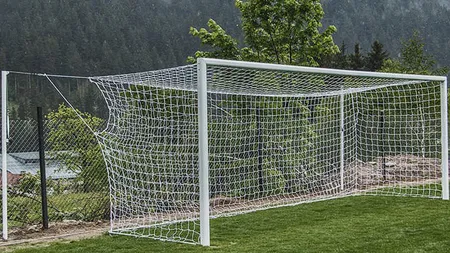 Incident grav pe un teren de sport. Un copil de 9 ani a fost rănit de o poartă de fotbal care a căzut cu el