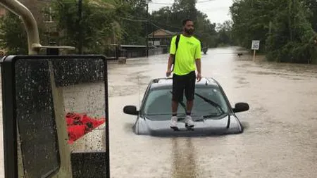 Furtuna Imelda a lovit Texasul: Doi morţi şi sute de persoane descarcerate din maşinile inundate