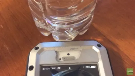 Ce se întâmplă dacă îţi pui telefonul lângă o sticlă cu apă VIDEO