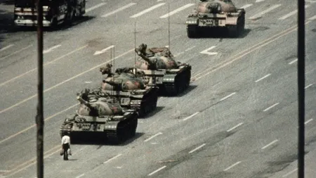 Fotograful care a realizat celebra fotografie cu omul oprind tancurile în Piaţa Tiananmen a murit