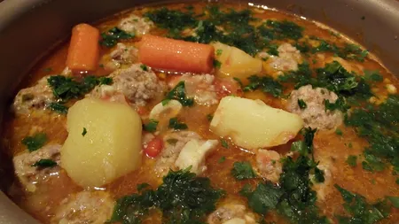 REŢETĂ DE WEEKEND. Tocaniţă de cartofi cu morcovei şi perişoare