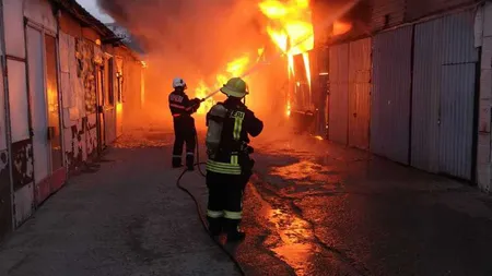 Incendiu PUTERNIC la mai multe depozite din Cluj