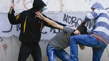 Elev de 17 ani, bătut de un alt adolescent în faţa liceului. Poliţia a deschis dosar penal