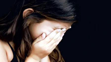 Povestea sfâşietoare a fetiţei de 13 ani care şi-a aşteptat o noapte în scara blocului părinţii plecaţi la muncă în străinătate
