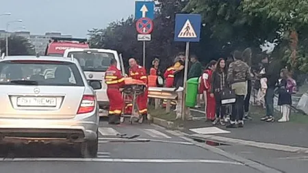 Accident grav cu două maşini şi un microbuz. Sunt 10 victime, dintre care trei copii sunt răniţi grav